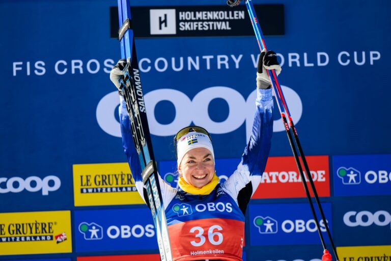 Moa lyfter skidor och stavar på pallen i Holmenkollen
